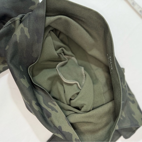 SPANX‎ Women's Seamless Camo Leggings, Green Camo, Size Medium - Picture 9 of 11